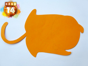Khỉ xinh treo cửa nhắc nhở mọi người