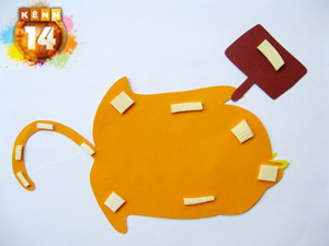 Khỉ xinh treo cửa nhắc nhở mọi người