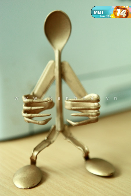 Làm giá để điện thoại bằng thìa đĩa