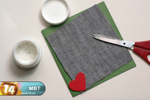 Làm thiệp cho valentine trắng bằng cúc áo
