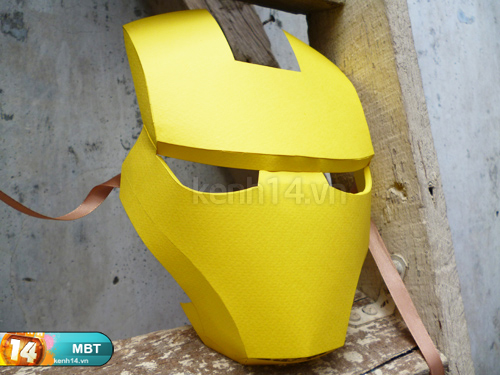 Mày mò làm mặt nạ Iron Man tặng nhóc em
