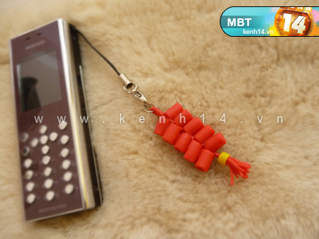 Móc điện thoại dây pháo đỏ nhớ Tết năm xưa