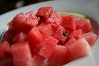 Tỉa dưa hấu thành giỏ hoa bướm dễ thương