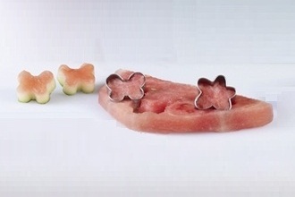 Tỉa dưa hấu thành giỏ hoa bướm dễ thương