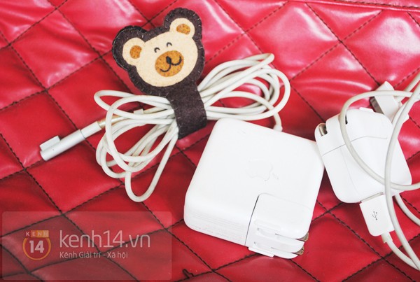 Nhặt vải dạ may gấu xinh cuộn dây sạc